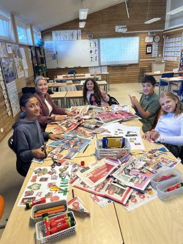 Vi lagde plakater til sunn, usunn, sterk, søtt, salt og sur mat. 